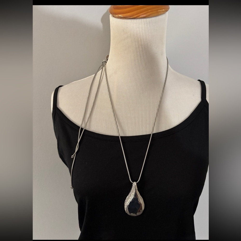 Elegant Chico  Silver Teardrop Pendant Necklace, adjustable